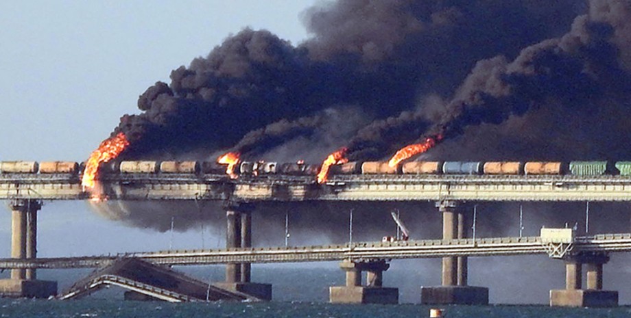 Крымский мост, Крымский мост горит, удар по Крымскому мосту