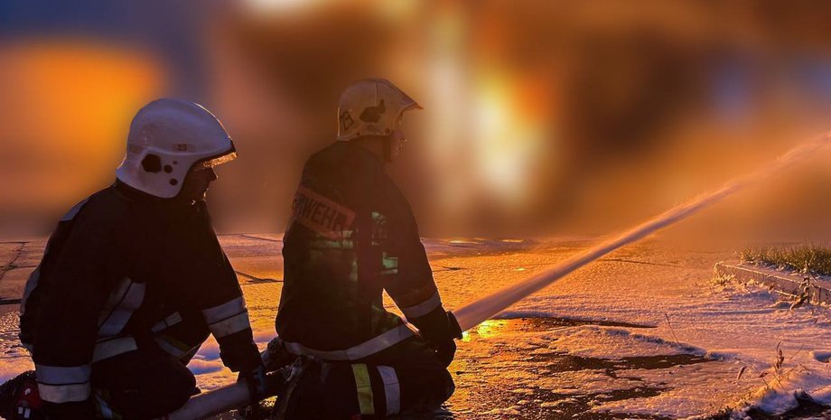 Изображение спасателей, которые тушат пожар