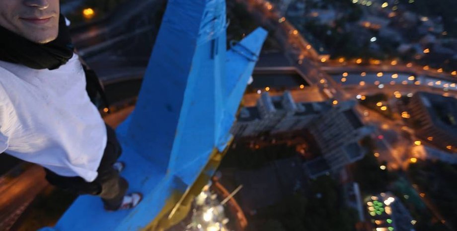 Руфер Mustang Wanted на московской высотке / Фото: facebook.com/mustang.wanted.25