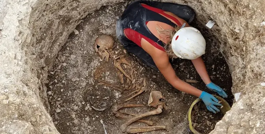 археологи розкопали поховання жінки