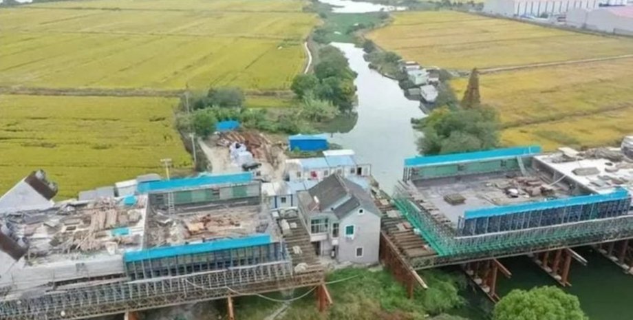 Будинок у провінції Цзянсу, навколо якого будували залізничний міст