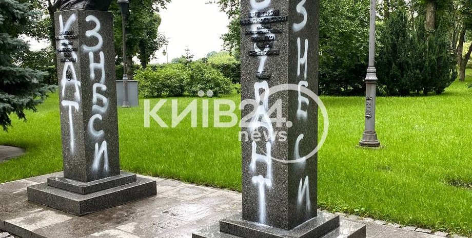 разрисовали памятники, раскрасили памятники, акция советские памятники, акция советские памятники