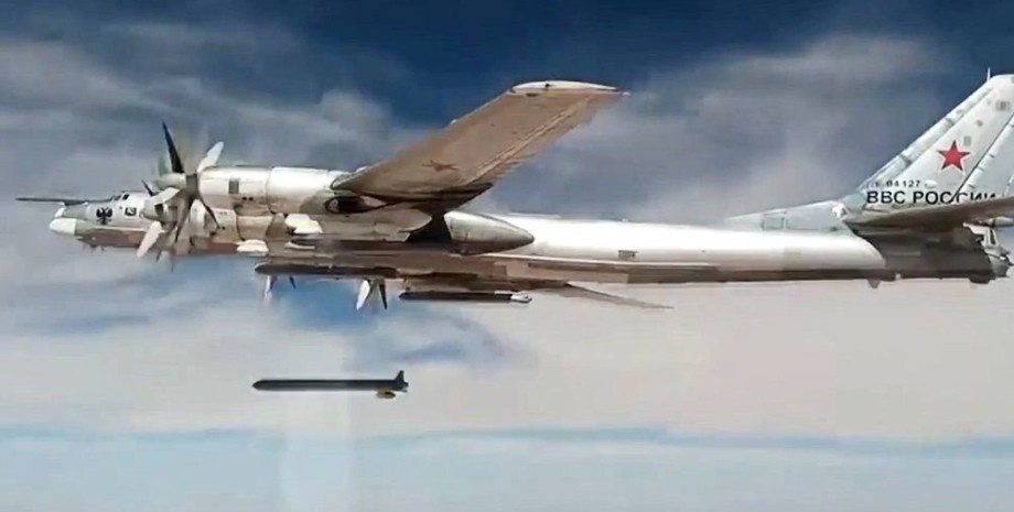 Самолет запускает ракету Самолет запускает ракету