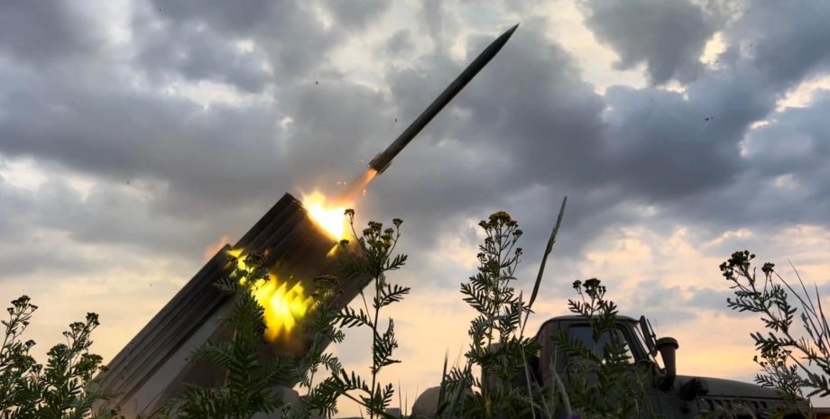 Запуск ракети, HIMARS, РСЗВ, зброя, обстріл, війна в Україні