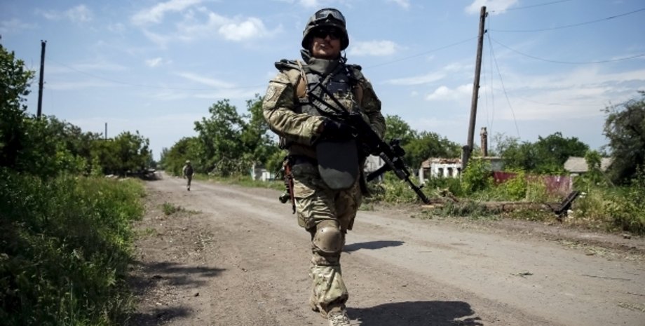 Боец АТО в Марьинке / Фото: Reuters
