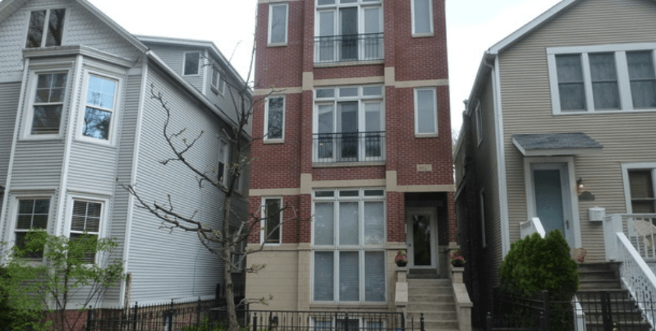 Дом среди города