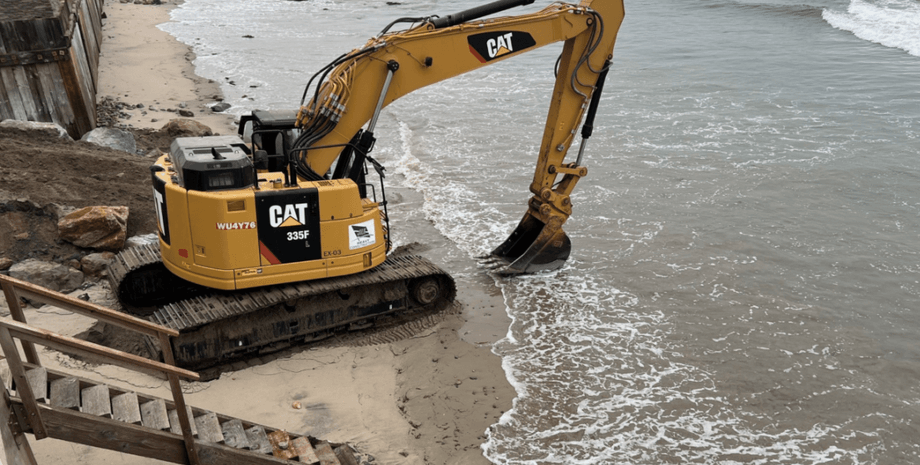 Мільярдера звинувачують у крадіжці піску, екскаватор, бере пісок із пляжу, позов на мільярдера, пісочниця, будинок у Малібу,