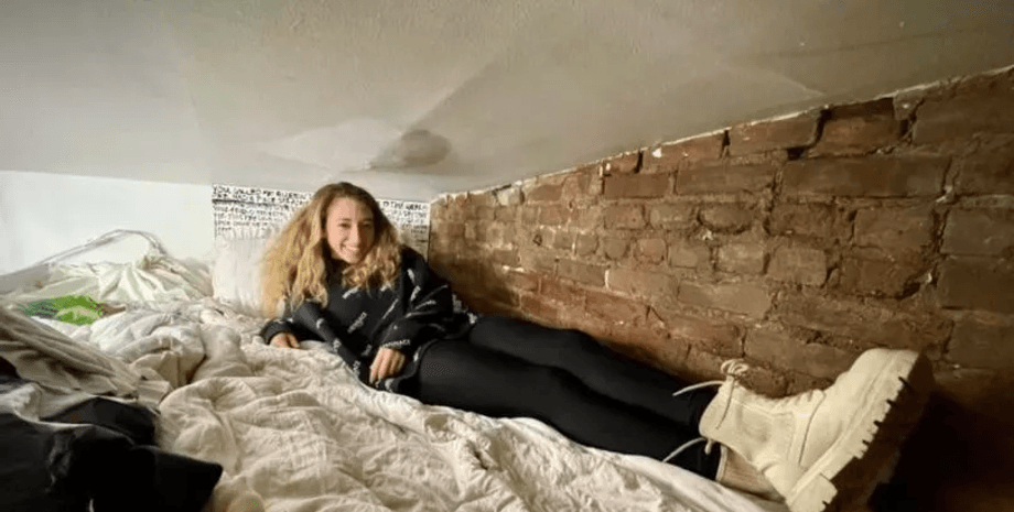 Найменша квартира, квартира, без вікон, без ванної, диван, сходи,