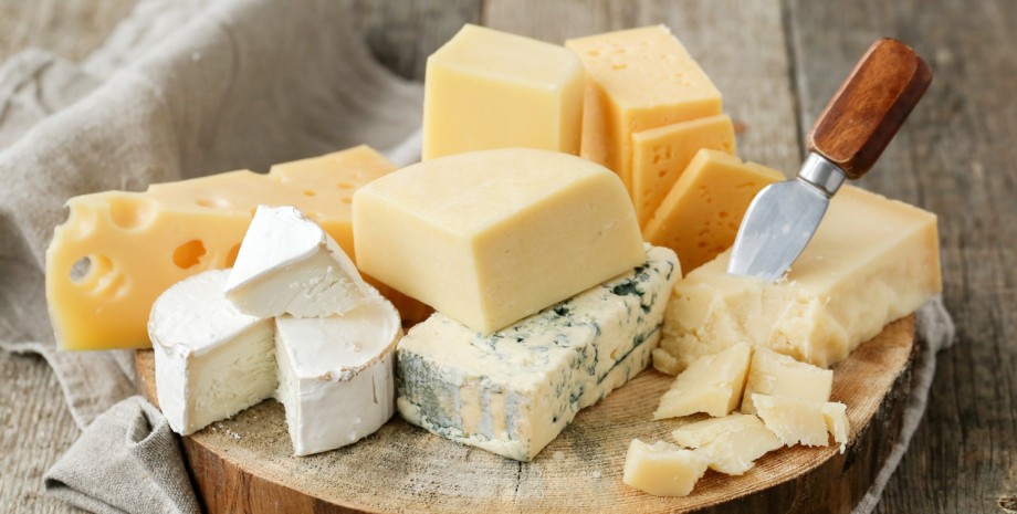 Блюдо с разными видами сыров