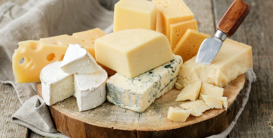 Блюдо с разными видами сыров