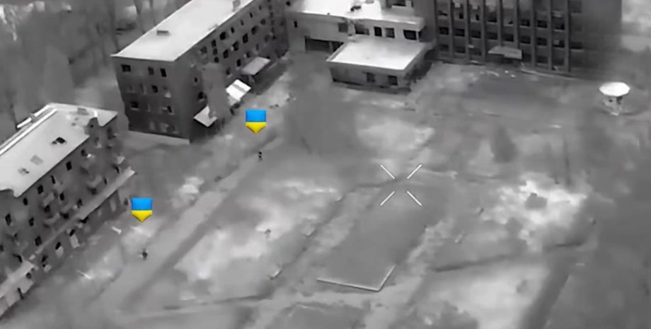 Бійці 425 ОШП ЗСУ у Покровську двоє бійців 425 ОШП біля Покровської міськради встановлюють прапор на 2,5 км в сірій зоні