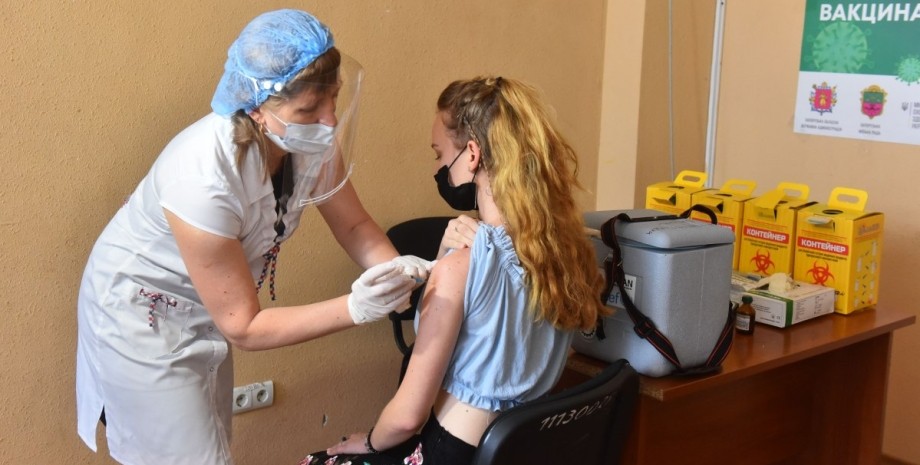 В Україні можуть схвалити вакцинацію для дітей від 12 років