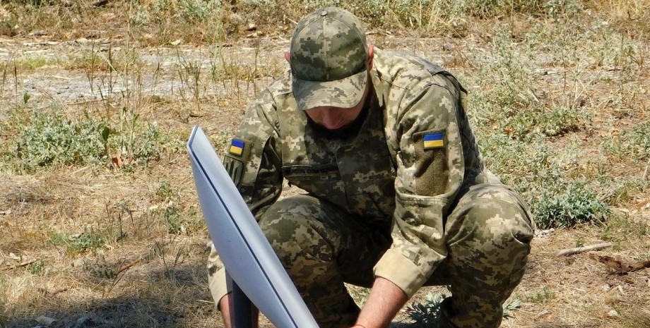 Український військовий зі станцією Starlink Абонплата за Starlink від Польщі опинилася під загрозою через вето Кароля Навроцького