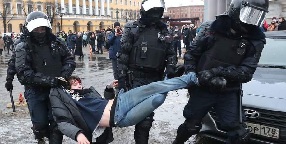 в москве оштрафовали за сине-желтые кроссовки