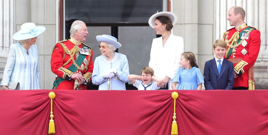 Елизавета II, судя по снимкам, осталась довольна праздником.