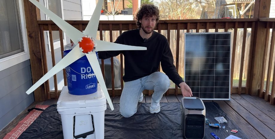 Блогер Алекс Білл з вітрогенератором та сонячною панеллю