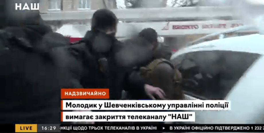 наш, телеканал, журналист, нападение, полиция, прямой эфир