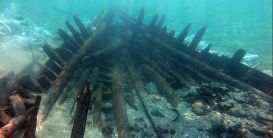 Розкопки затонулого корабля, Дайвер біля стародавньої амфори. затонулий корабель Ізраїль