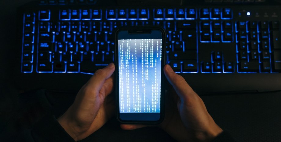 смартфон у руках смартфон, клавіатура