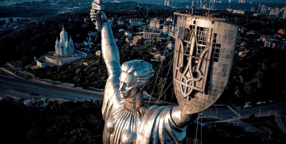 монумент, Киев, Родина-мать, герб, тризуб