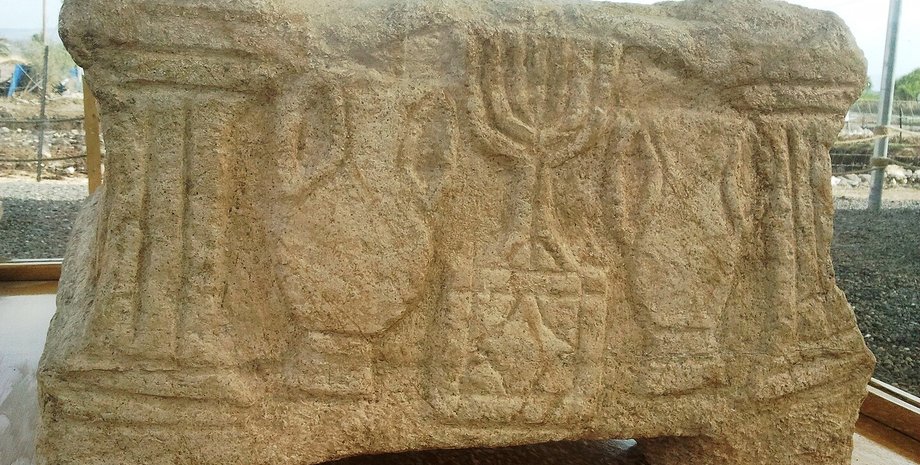 Артефакт з різьбленням менори