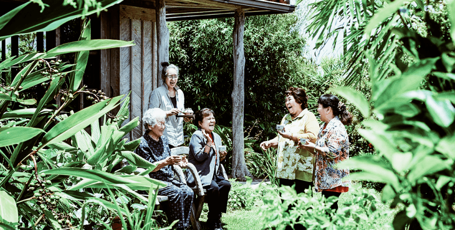 Жителі острова Окінава, літні люди, земля безсмертних, довголіття, секрет довголіття, японський острів Окінава, турист