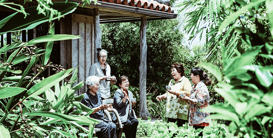 Жителі острова Окінава, літні люди, земля безсмертних, довголіття, секрет довголіття, японський острів Окінава, турист