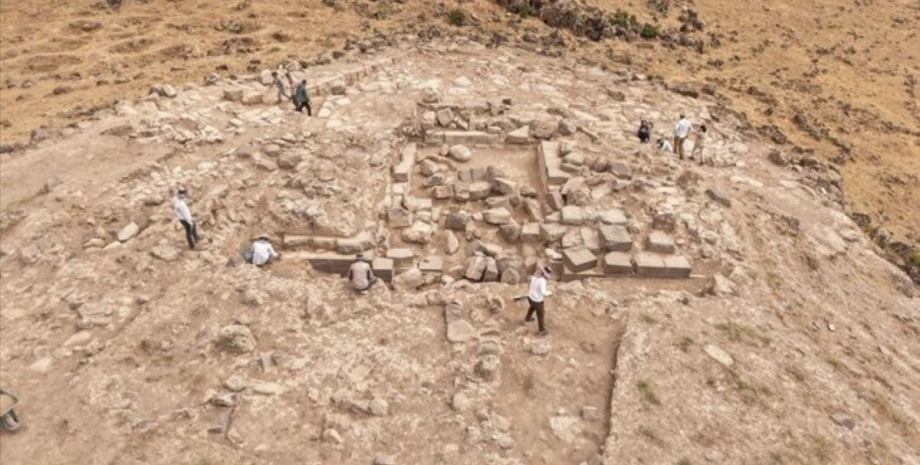 раскопки археологи раскопали древнюю крепость