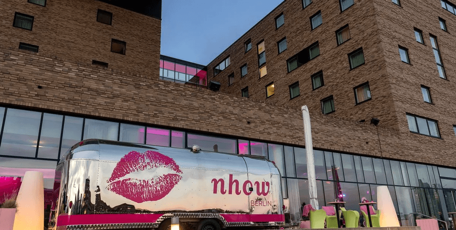Nhow Berlin, отель в розовых тонах, дом мечты Барби, место для вечеринок, номера со звуконепроницаемыми стенами,