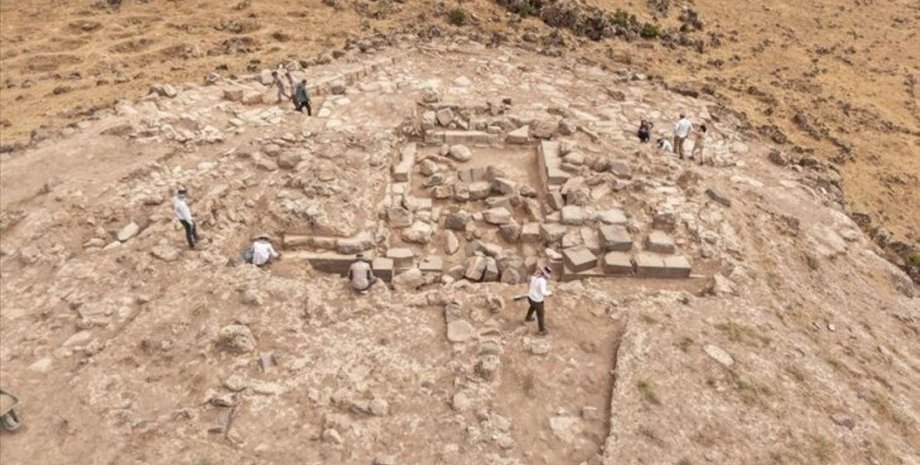 археологи раскопали древнюю крепость