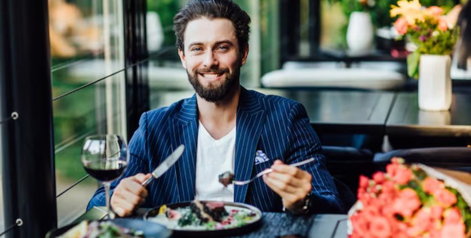 Чоловік у ресторані, вегетаріанська страва, веган, їжа, м'ясо, стейк, вечеря в ресторані, сварка з родичем, конфлікт, замовлення в ресторані