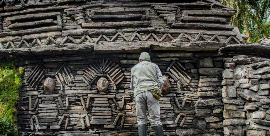 затерянный монумент