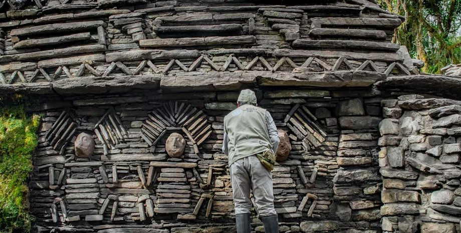 затерянный монумент