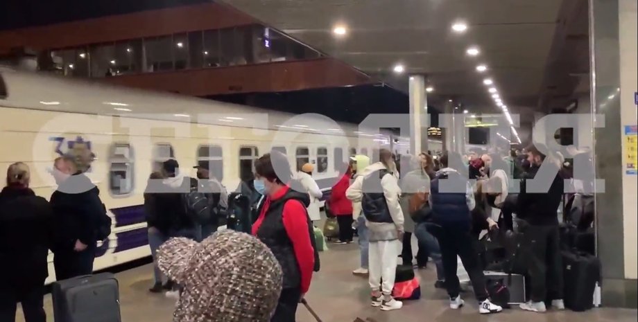 "Слуги народа" отправились в Трускавец без Разумкова