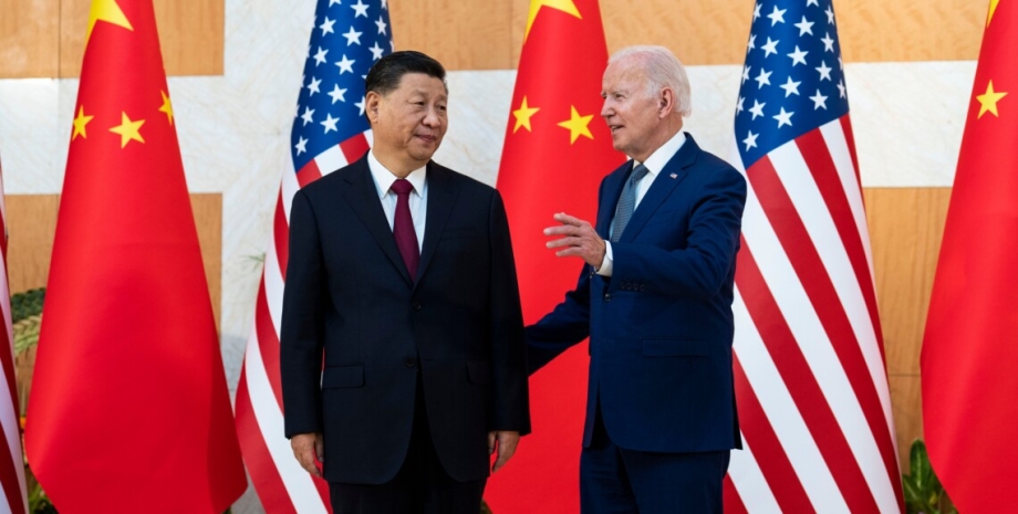 Według dziennikarzy chiński prezydent Xi Jinping postrzega słabość USA jako ziel...