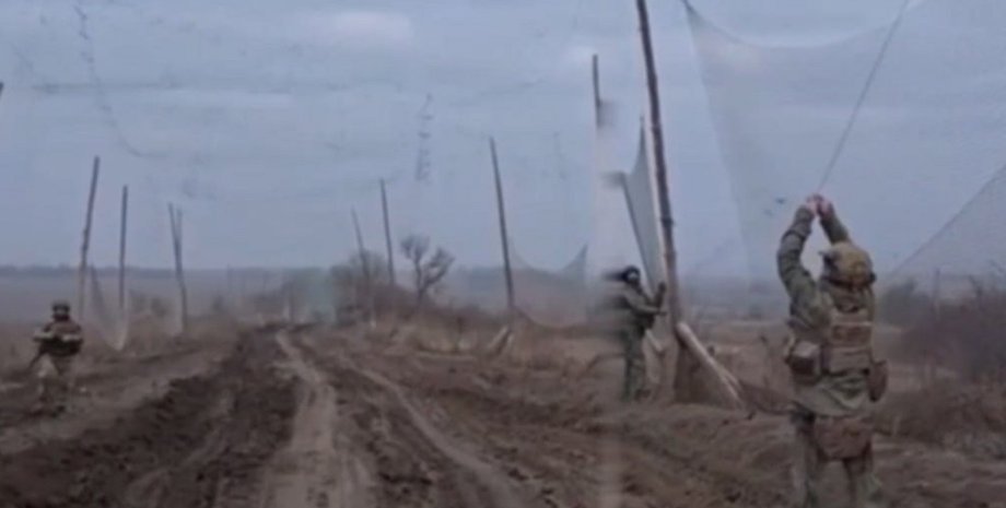 ЗС РФ встановлюють антидронові сітки