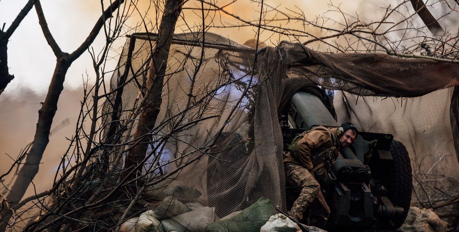 артилерист зсу, гаубиця зсу веде вогонь