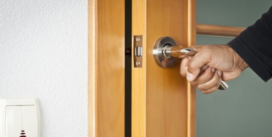 Мужчина оставил дверь открытой Мужчина оставил дверь открытой