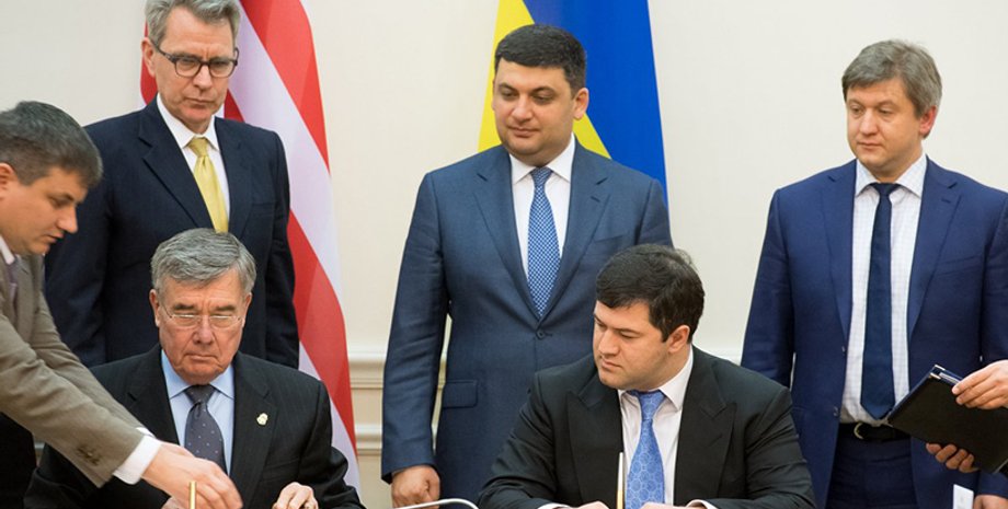 Подписание документа / Фото: УНИАН