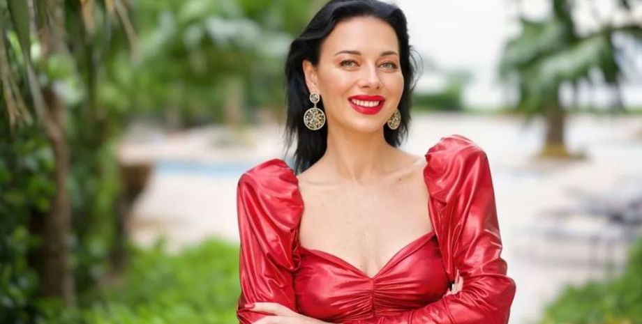 Художниця випилює золото на свої картини, щоб притягнути до себе багатство, курйози, приколи