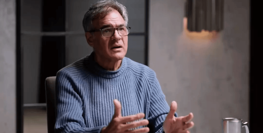 Колишній співробітник ЦРУ Джон Кіріаку про приховані можливості технологій Джон Кіріаку, екс-співробітник ЦРУ, розповідає про цифрове стеження і вразливість гаджетів у студії подкасту