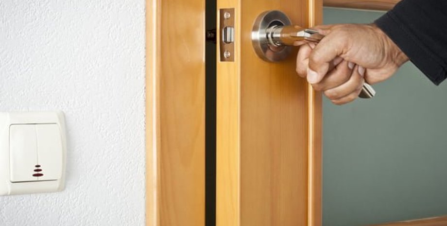 Мужчина оставил дверь открытой