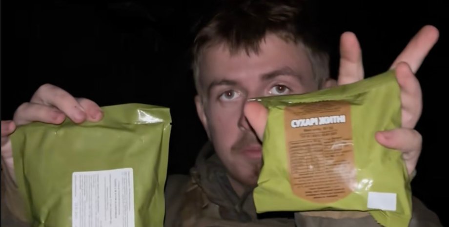 Військовий показує пакети зі стравами з армійського сухпайка під час огляду раціону для TikTok