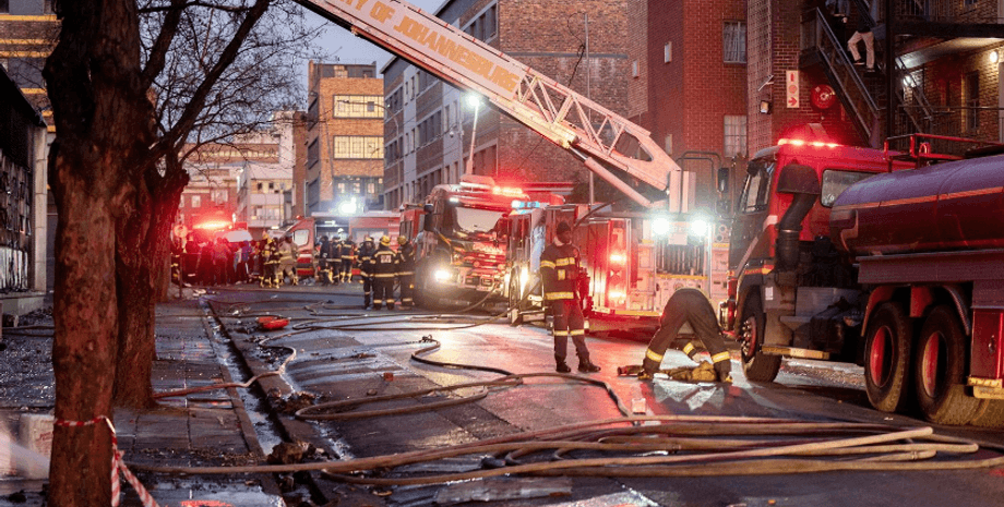пожар в Йоханнесбурге, пожарные, пожарные машины, пожар в ЮАР