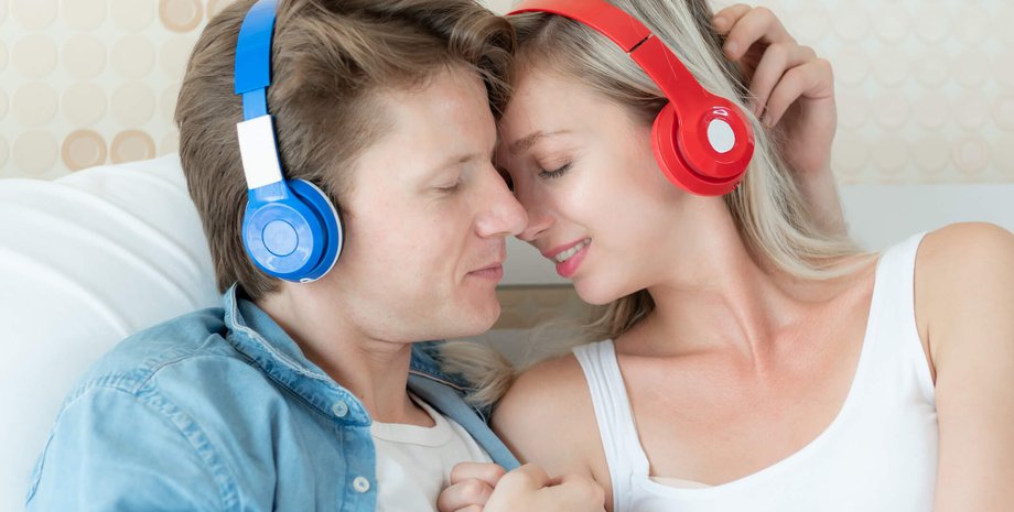 пара слушает музыку в наушниках, плей-лист октября, романтический плей-лист