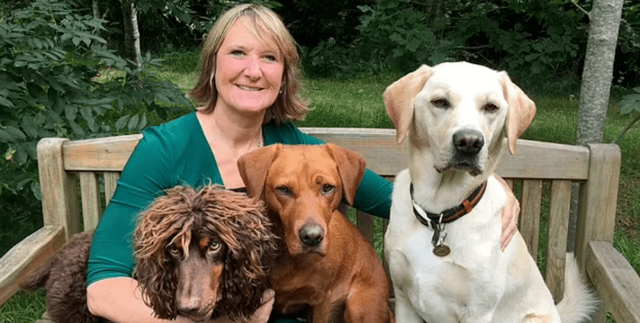 Клэр Гест из Милтон-Кинза узнала о раке благодаря собаке, лабрадор обнаружил у хозяйки рак груди