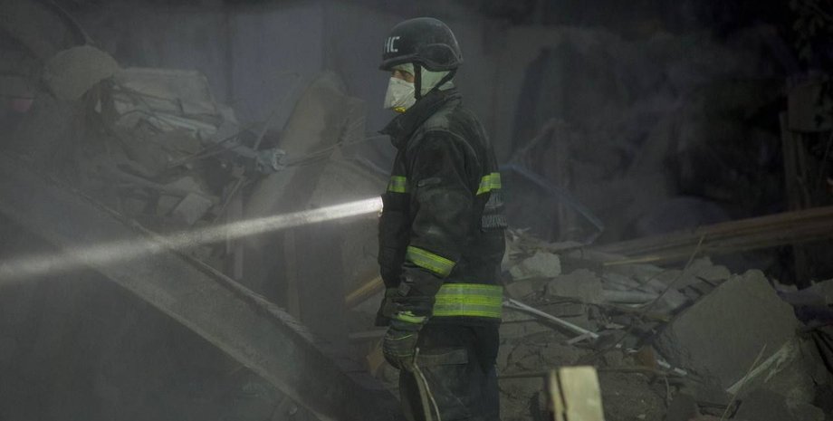 Рятувальник на місці удару. Ілюстративне фото