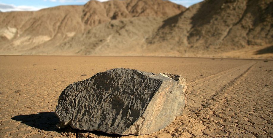 движущиеся камни