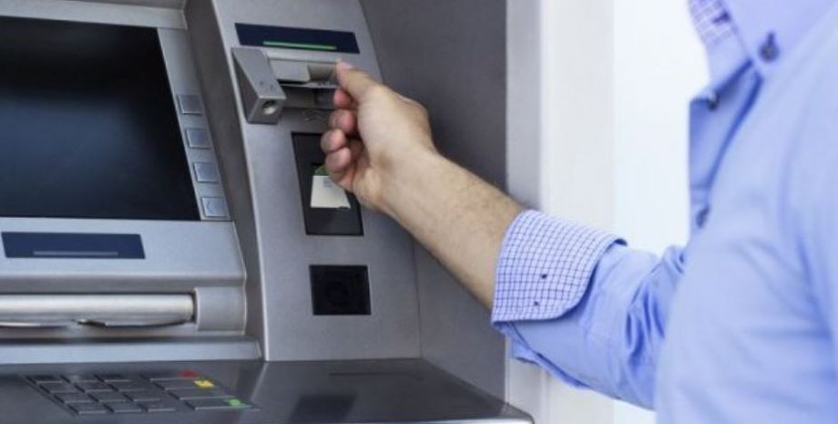 Чоловік показав на відео, як з банкомата замість грошей вилазить величезний двометровий пітон, всі подробиці