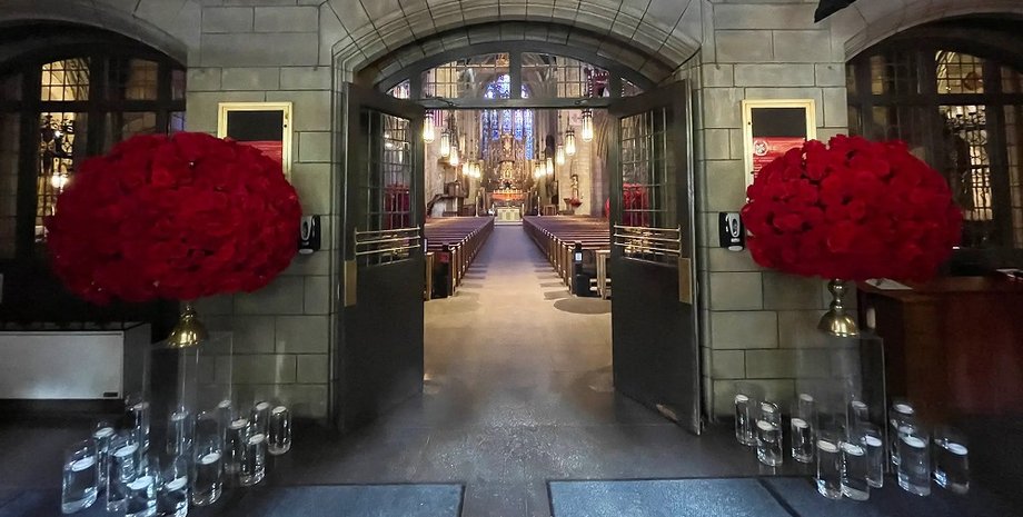 Інтер'єр церкви з вівтарем і прикрасами з червоних троянд, де відбулася скандальна церемонія похорону в Аргентині